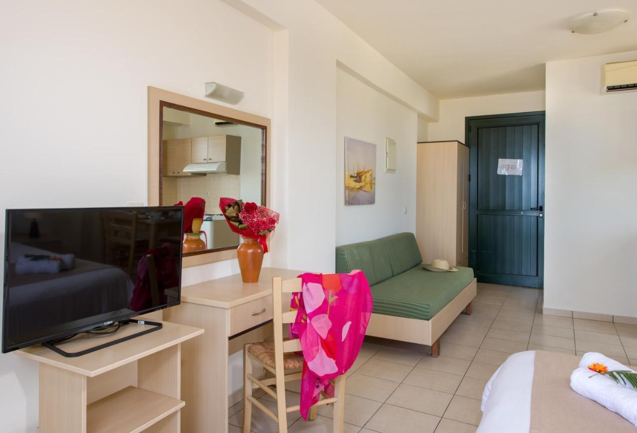 Margarita Beach Hotel Agia Marina 外观 照片